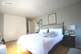 401 2nd Ave in New York, NY - Building Photo - Building Photo