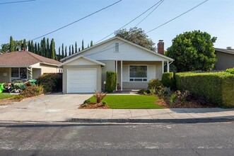 1373 Walnut St in San Carlos, CA - Building Photo - Building Photo