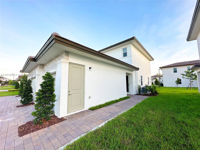 12308 SW 43rd St in Davie, FL - Foto de edificio - Building Photo