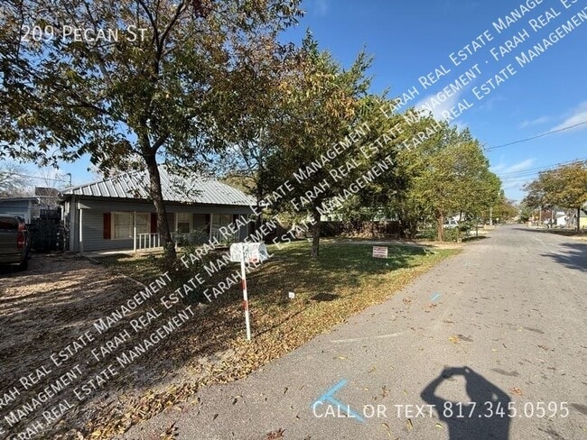209 Pecan St in Waxahachie, TX - Building Photo - Building Photo