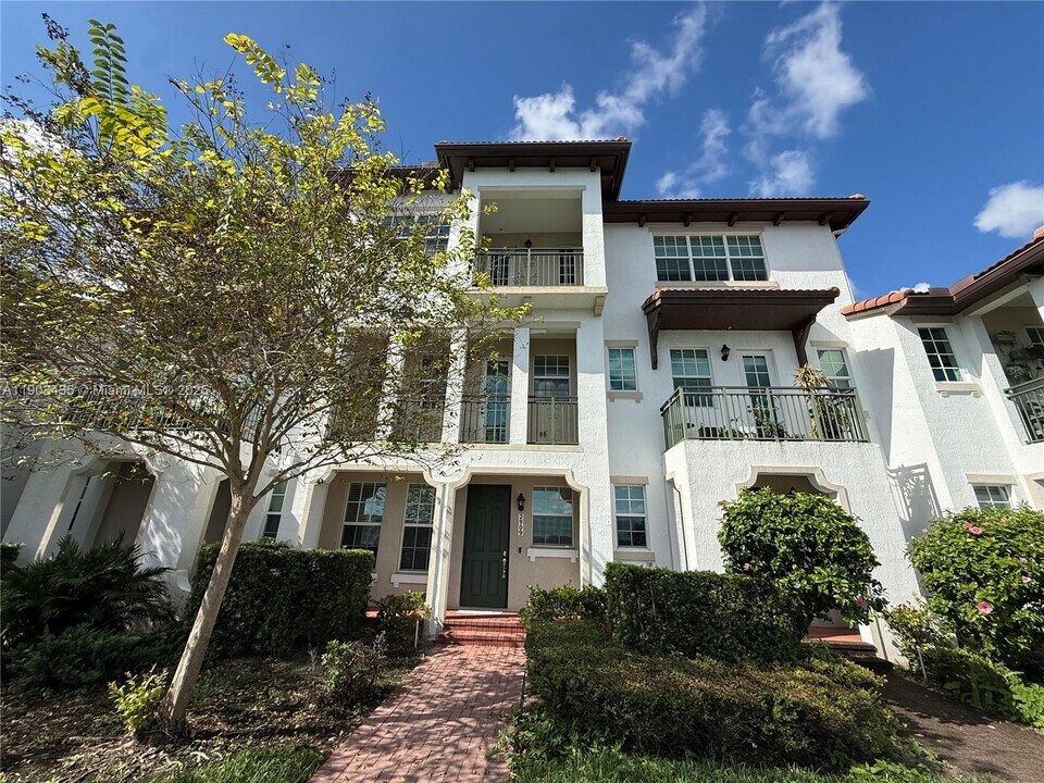 2909 SW 119th Way in Miramar, FL - Building Photo