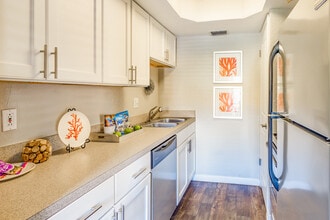 St. Charles Row in St. Petersburg, FL - Foto de edificio - Interior Photo