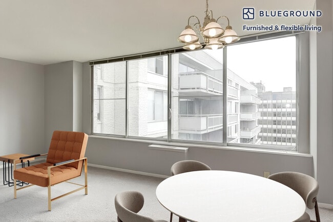 2111 Richmond Hwy in Arlington, VA - Foto de edificio - Building Photo