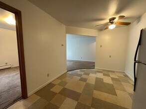 2869 S 6th St-Unit -Unit 4 in Milwaukee, WI - Foto de edificio - Building Photo