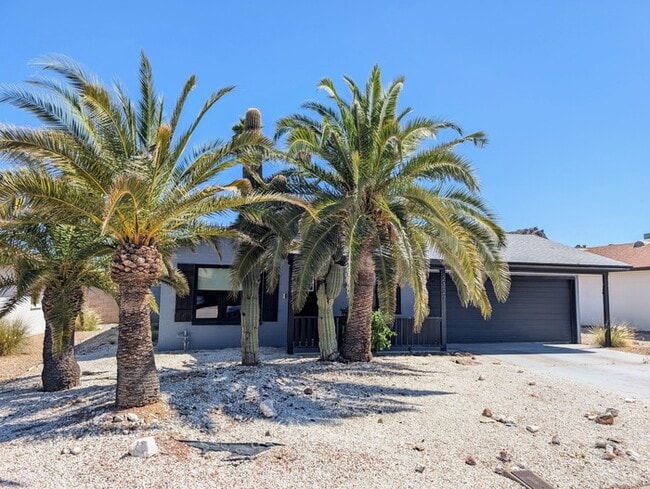 2327 E Paradise Dr in Phoenix, AZ - Building Photo - Building Photo