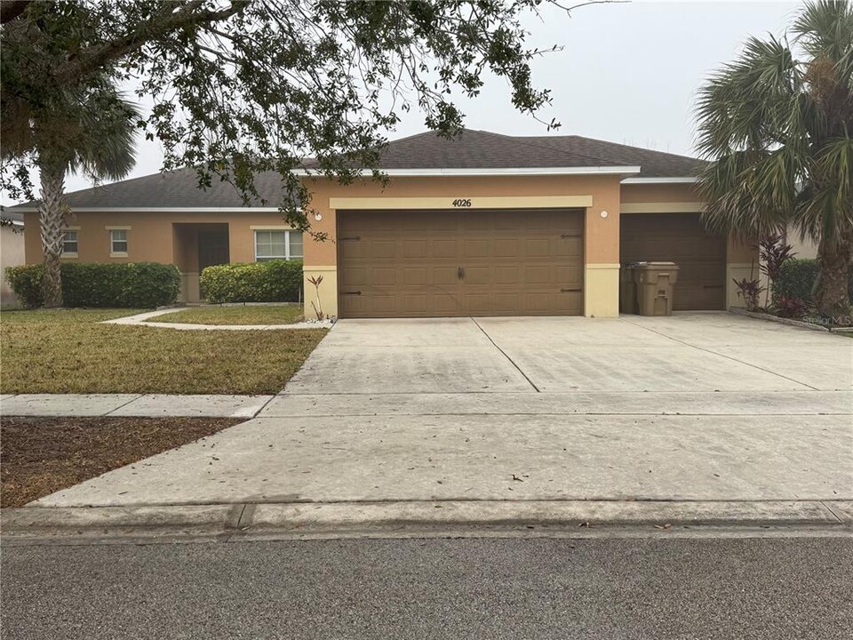 4026 Marina Isle Dr in Kissimmee, FL - Building Photo