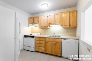 90 Gardner St, Unit 31 in Boston, MA - Building Photo