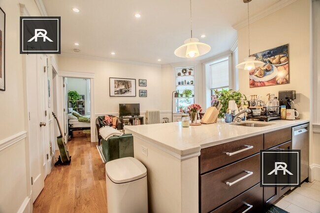 1340 Commonwealth Ave, Unit 1 in Boston, MA - Foto de edificio - Building Photo