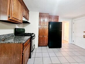 11 Keefe Ave, Unit 2 in Newton, MA - Foto de edificio - Building Photo