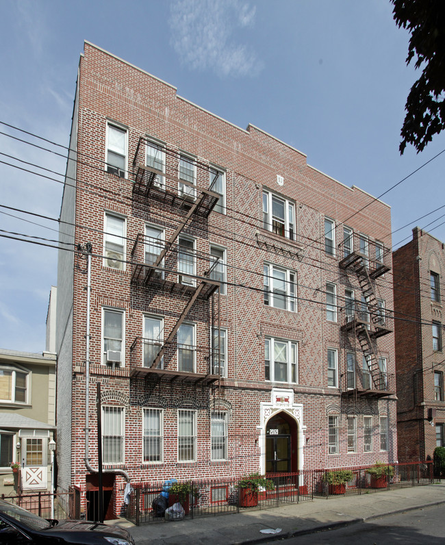 2069 E 12th St in Brooklyn, NY - Foto de edificio - Building Photo