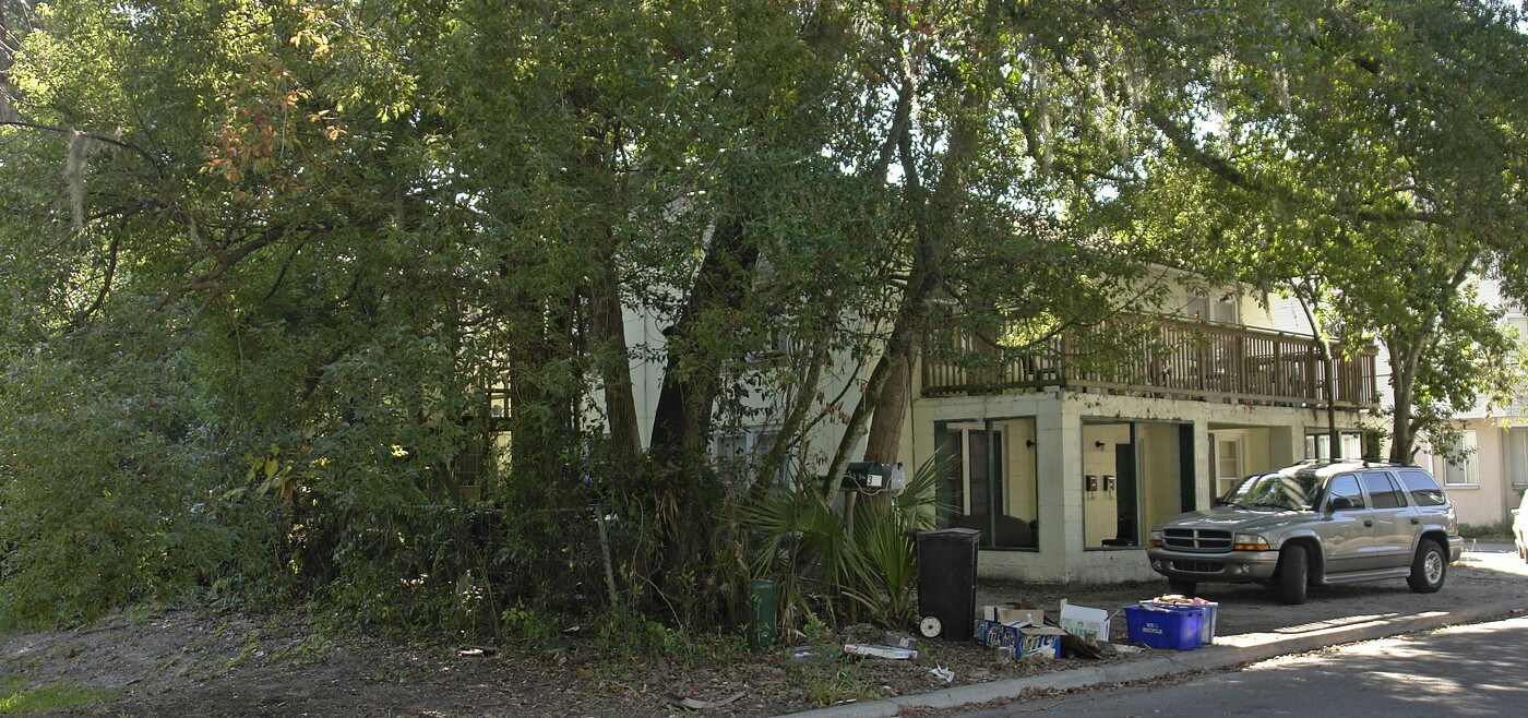 303 NW 15th Ter in Gainesville, FL - Building Photo