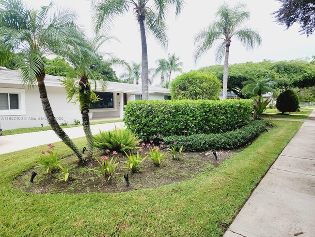 7425 SW 128th St in Miami, FL - Foto de edificio - Building Photo