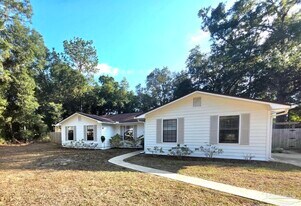 5949 Rolling Greens Dr in Milton, FL - Building Photo
