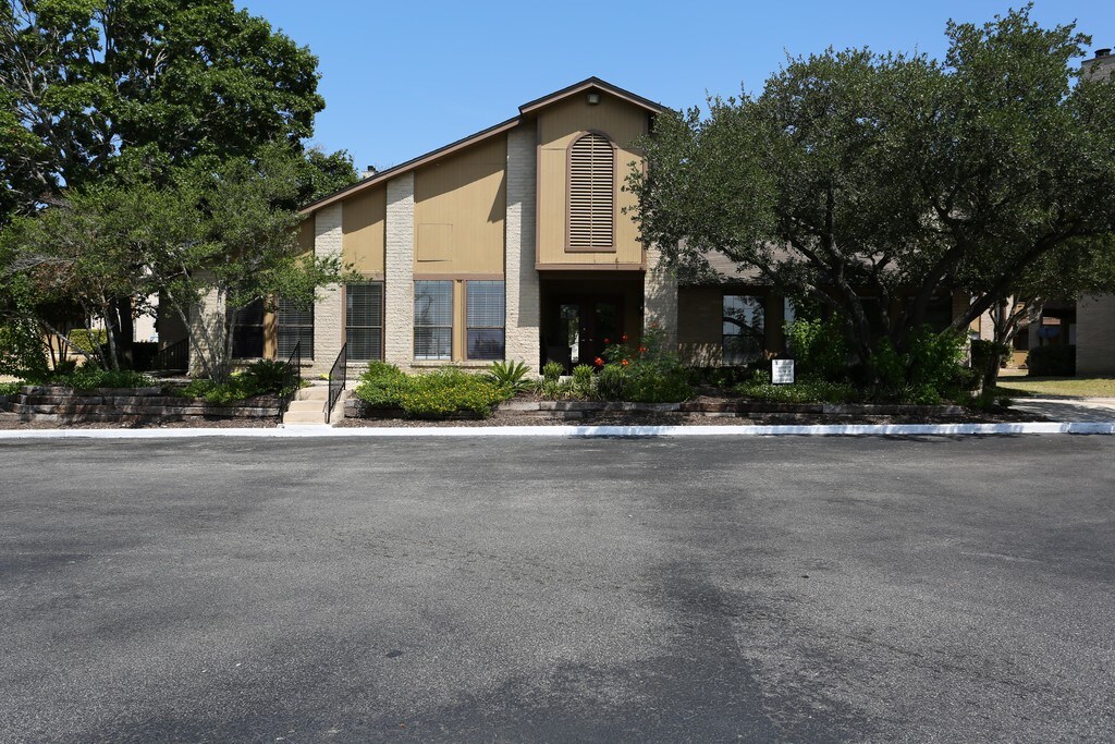 Palisades Park Apartments in Universal City, TX