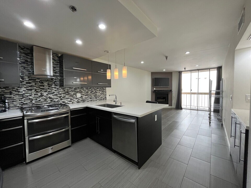 5143 Bakman Ave in Los Angeles, CA - Building Photo