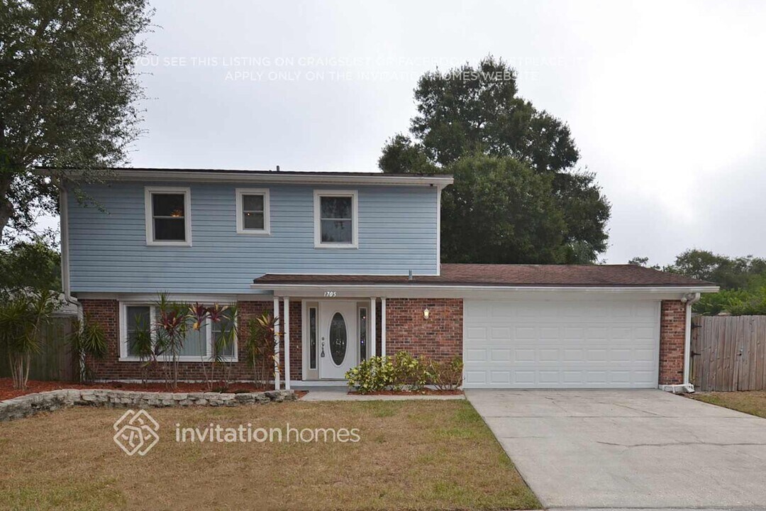 1705 Village Ct in Brandon, FL - Building Photo