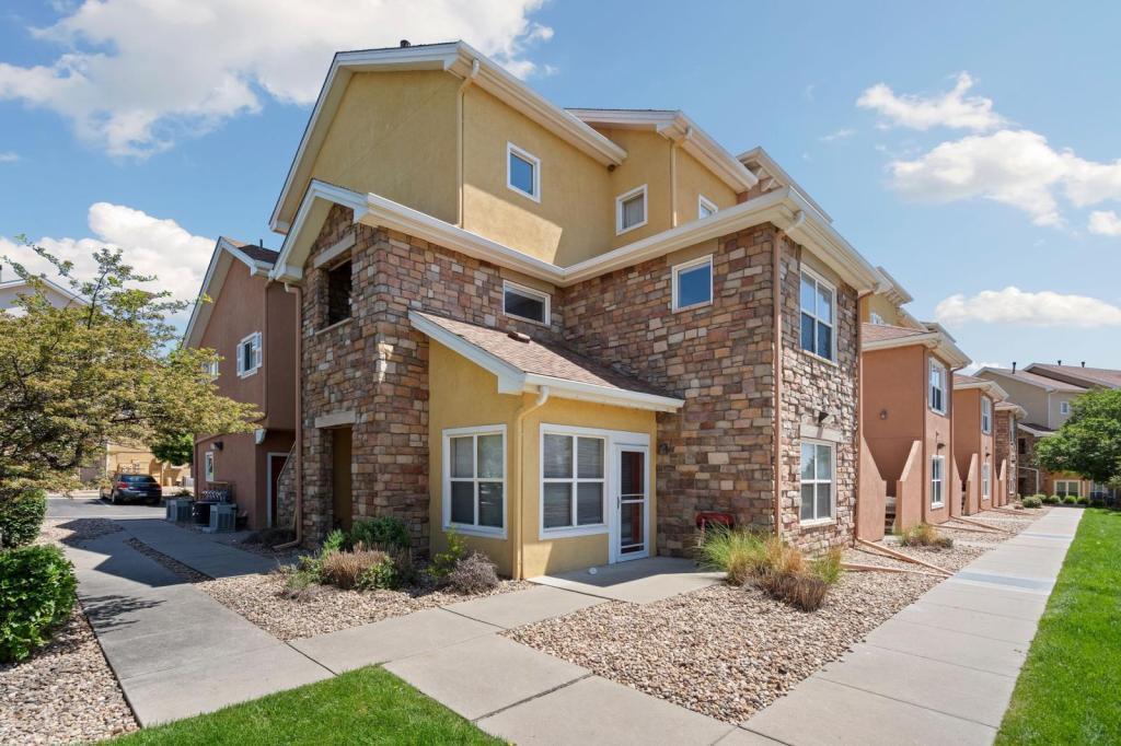 105 Lucca Dr in Evans, CO - Foto de edificio