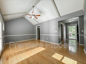 203 SE Keystone Dr in Lee's Summit, MO - Building Photo - Building Photo