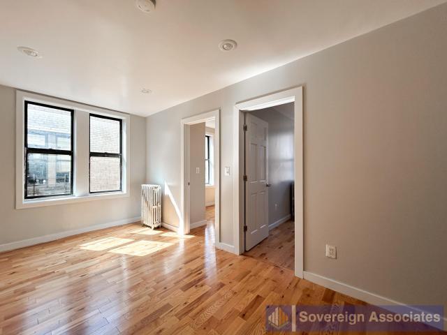 24 Thayer St in New York, NY - Building Photo