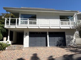 2700 Bayside Dr in Newport Beach, CA - Building Photo