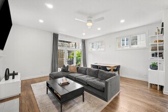 1041 N Leavitt St in Chicago, IL - Building Photo - Building Photo