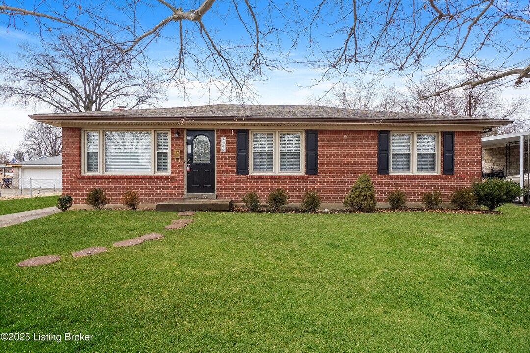 7706 Poinsettia Dr in Louisville, KY - Building Photo