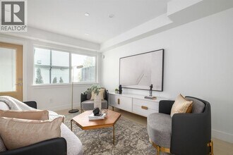 432 1st St E in North Vancouver, BC - Building Photo - Building Photo