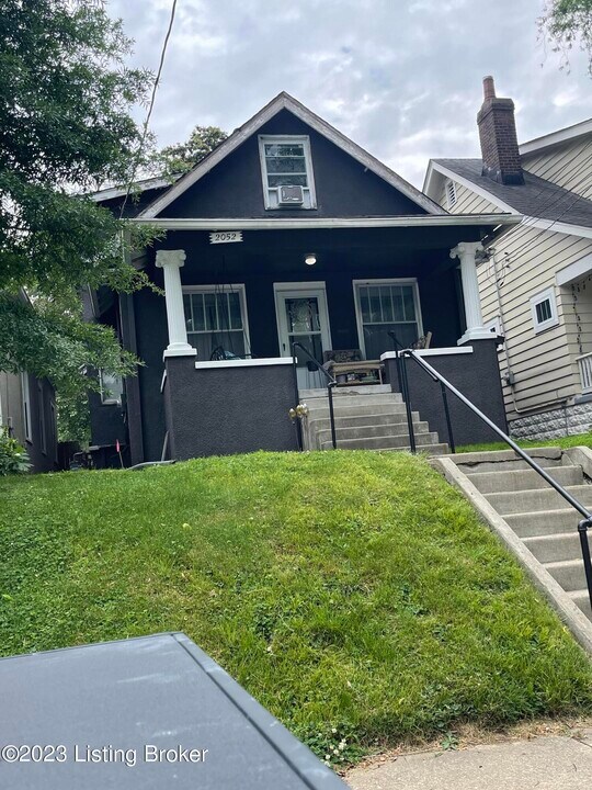 2052 Midland Ave in Louisville, KY - Foto de edificio