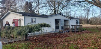 10420 224th St E in Graham, WA - Building Photo