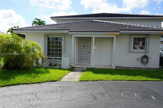 8050 Camino Ct in Miami, FL - Foto de edificio - Building Photo