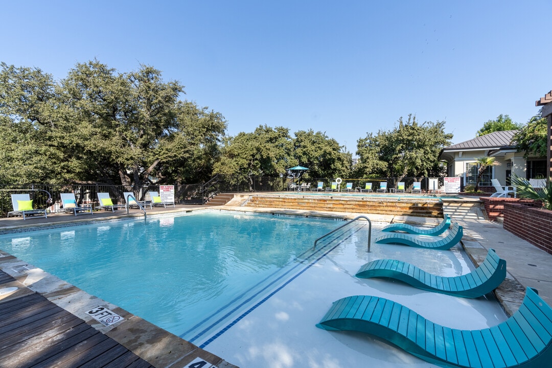 Ten Oaks in Austin, TX - Building Photo