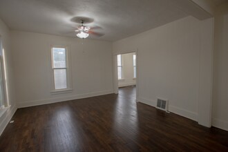 1185 SW Macvicar Ave in Topeka, KS - Foto de edificio - Building Photo