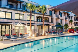 Avenida Palm Desert 55+ Active Adult Apartment Homes in Palm Desert, CA - Foto de edificio - Building Photo