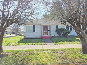 8434 SE Ash St in Portland, OR - Building Photo - Building Photo