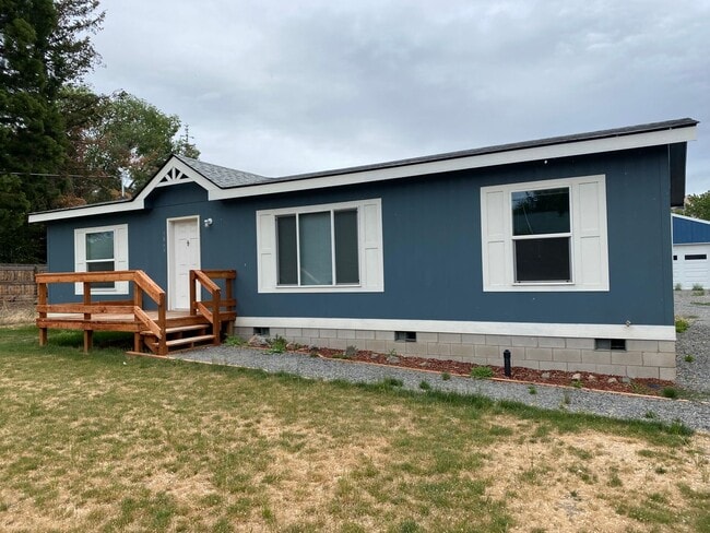 1869 Logan St in Klamath Falls, OR - Building Photo - Building Photo