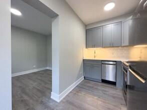 510 W Belmont Ave in Chicago, IL - Building Photo - Building Photo