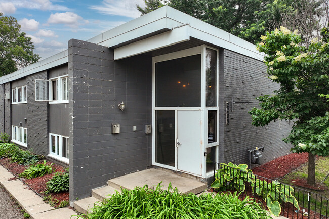 2205 Bryant Ave S in Minneapolis, MN - Building Photo - Building Photo