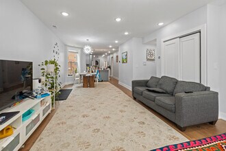 2550 W Balmoral Ave, Unit 1 in Chicago, IL - Foto de edificio - Building Photo