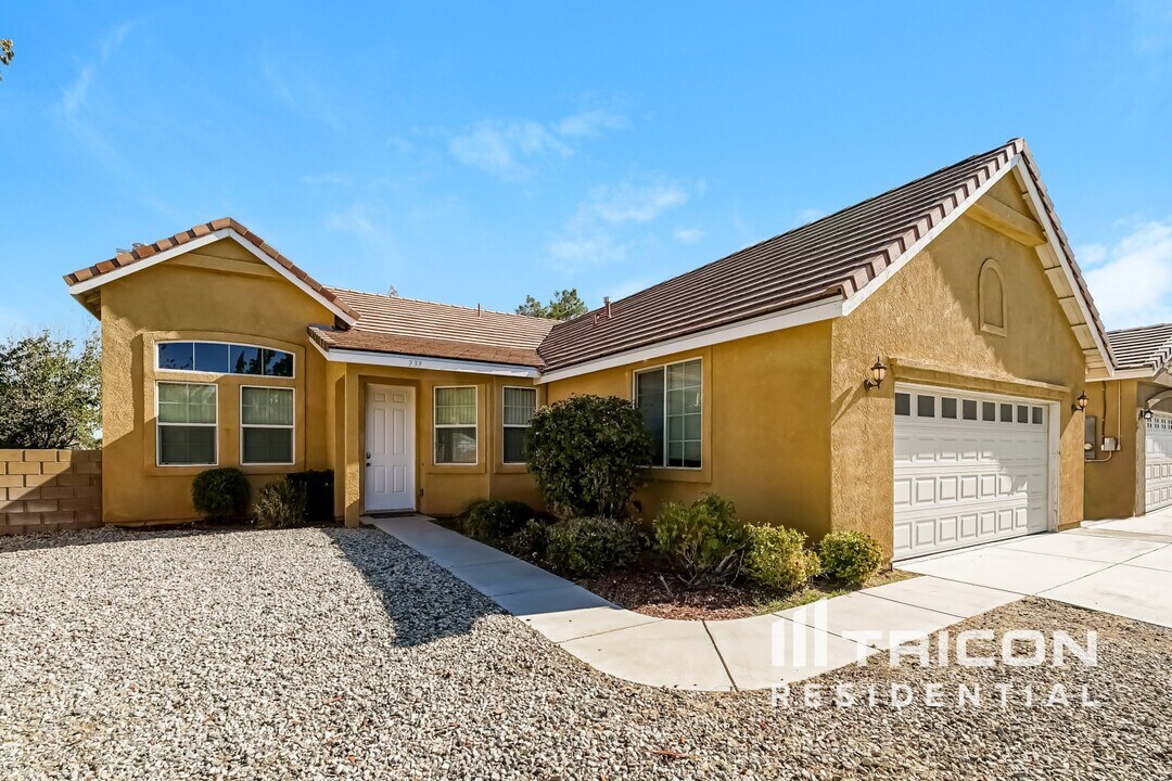 733 Pino Ave in Lancaster, CA - Building Photo