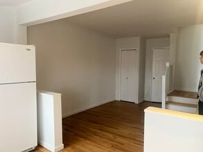 6 Old Wood Rd in Edgewater, NJ - Building Photo - Building Photo