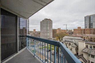 1660 N Prospect Ave, Unit 7 in Milwaukee, WI - Foto de edificio - Building Photo