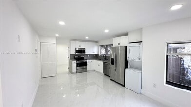 1304 NW 43rd St in Miami, FL - Foto de edificio - Building Photo