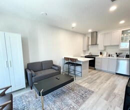 23 Newport St, Unit 2 in Boston, MA - Foto de edificio - Building Photo