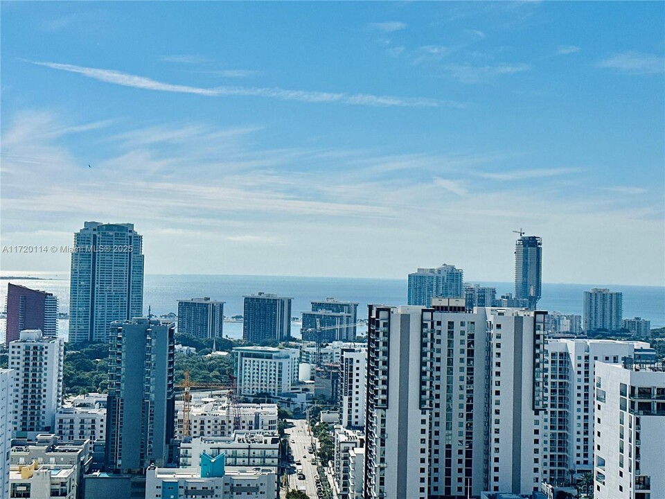 185 SW 7th St, Unit 3502 in Miami, FL - Building Photo