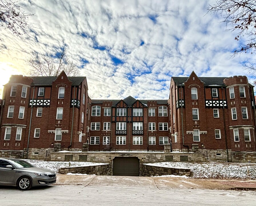 Byron Place in Clayton, MO - Building Photo