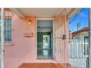 919 NW 23rd Ct-Unit -FRONT RIGHT in Miami, FL - Building Photo - Building Photo