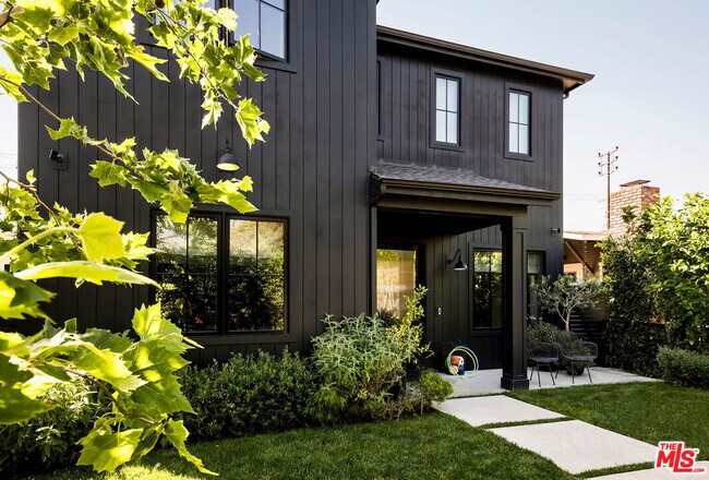 1099 Nowita Pl in Los Angeles, CA - Foto de edificio - Building Photo