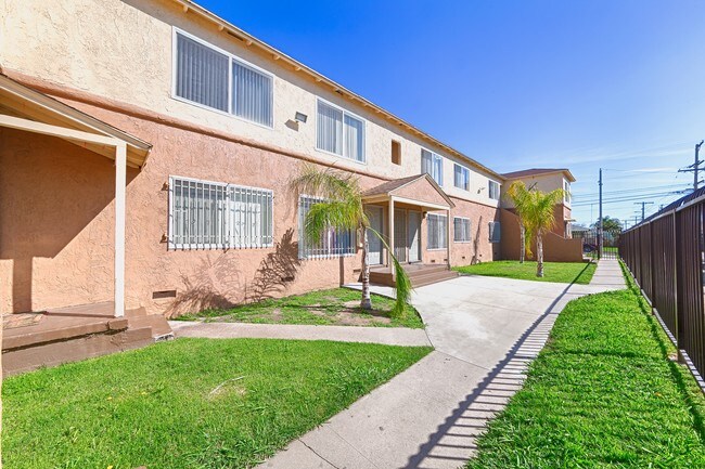 411 N Chester in Compton, CA - Foto de edificio - Building Photo
