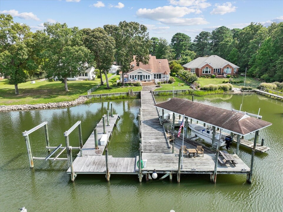 8391 Oyster Cove Rd in Gloucester Point, VA - Foto de edificio