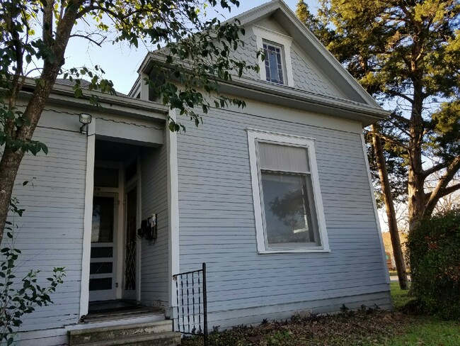 319 N Doak St, Unit C in Taylor, TX - Building Photo - Building Photo